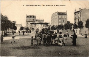 CPA Colombes Place de la Republique (1315362)