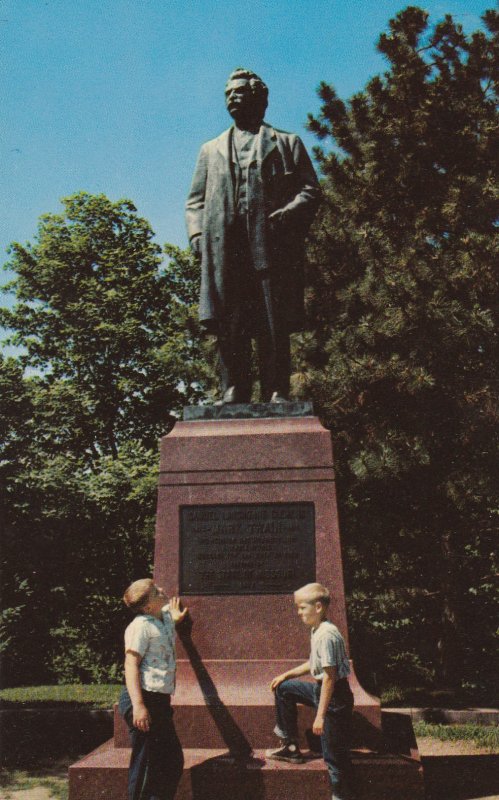 10759 Statue of Mark Twain, Riverview Park Hannibal Missouri