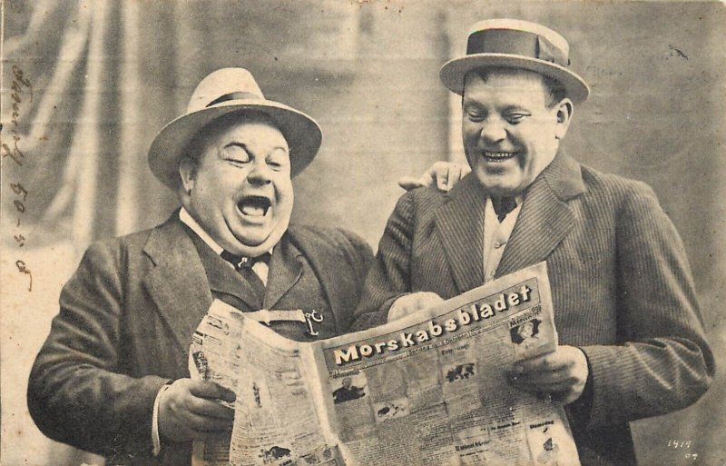 Laughing men reading newspaper face comic grimace humor 1909 Denmark postcard