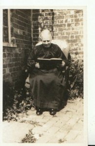 Social History Postcard - Real Photo of an Old Lady Sat Outside Reading - TZ9476