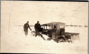 1915 EARLY PICKUP FORD MODEL T HUGE SNOWSTORM KNEE HI PHOTO RPPC POSTCARD 39-150