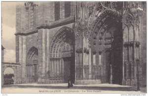 MANTES-LA-JOLIE, La Cathedrale, Les Trous Portails, Ille -de-France, France, ...