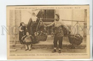 439850 China PEKING Beijing french catholic mission kids porter Vintage postcard