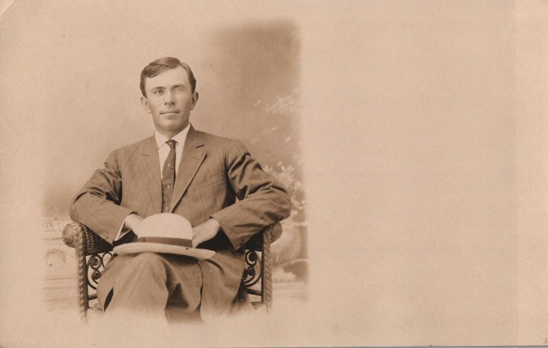 VINTAGE POSTCARD REAL PHOTO CARD GENTLEMAN IN SUIT AND HAT GOOD CONDITION c. 191