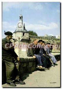 Postcard Modern Concarneau Rest Although Gagne Devant Les Remparts