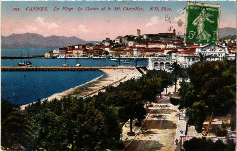 CPA CANNES - La Plage - Le Casino et le Mont Chevalier (488478)