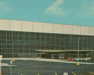 c1960s Veterans Memorial Coliseum Portland Oregon autos postcard B780 