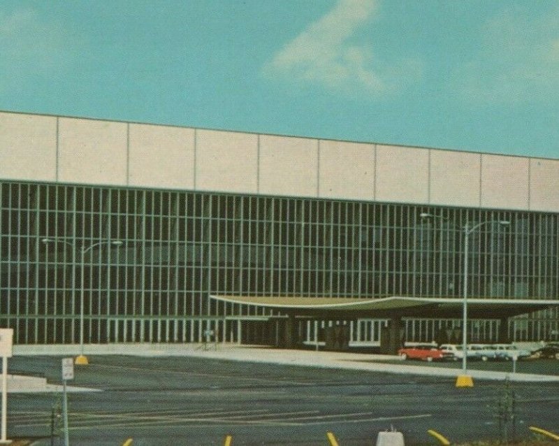 c1960s Veterans Memorial Coliseum Portland Oregon autos postcard B780 