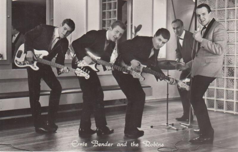 CPA AK Artiste Cinema Film Ernie Bender and The Robins (95153)