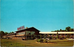 VINTAGE POSTCARD EDEN ROCK MOTOR HOTEL FREDERICTON NNEW BRUNSWICK CANADA 1960s