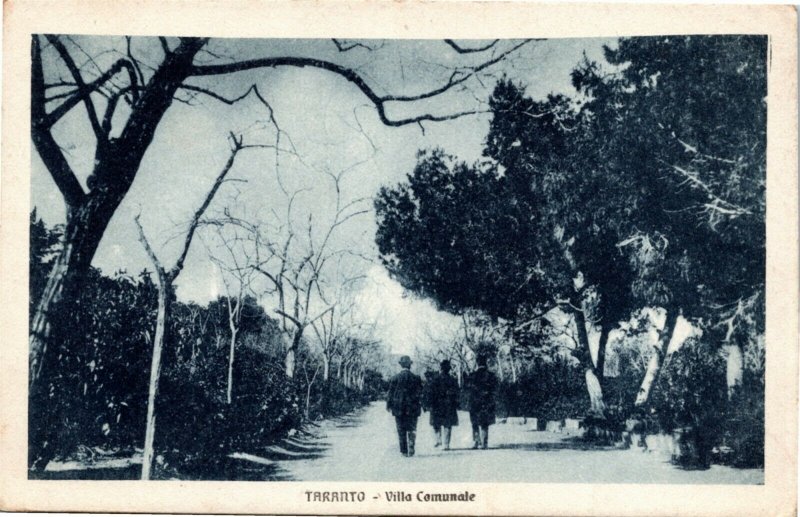 Postcard Italy Taranto Villa Comunale - People Walking - Street-view 1920s K6