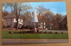 UNUSED POSTCARD - WORLD'S LARGEST COFFE POT, OLD SALEM, WINSTON-SALEM, N.C.