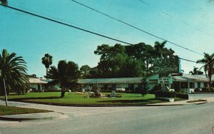 Vintage Postcard 1950's Dolphin Motel Rooms Roadway View Vero Beach Florida Fla.