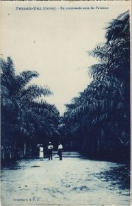 PC FERNAN-VAZ EN PROMENADE SOUS LES PALMIERS GABON (a27907)