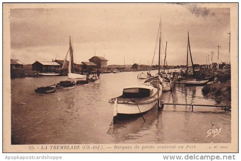 France La Tremblade Barques de peche rentrant au Port