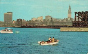USA Skyline of Cleveland Ohio Lake Erie Vintage Postcard 07.91