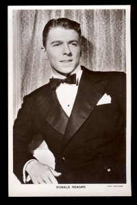 b1615 - Film Actor - Ronald Reagan - Picturgoer postcard no 1294