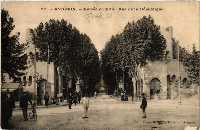 CPA AVIGNON - Entrée en Ville. Rue de la République (511467)