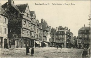 CPA LANNION Vieilles Maisons et Place du Centre (1147844)