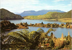 postcard Rotorura, New Zealand - Lake Okareka - Mt. Tarawera