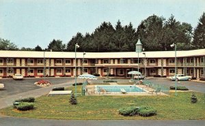 West Virginia WV  FAIRMONT MOTOR LODGE MOTEL  Pool~50's Cars  ROADSIDE  Postcard