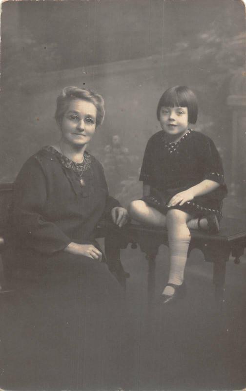 uk38308 mother and daughter photo social history real photo colchester