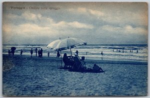 Vtg Viareggio Italy Ondate Sulla Spiaggia Waves On the Beach Postcard