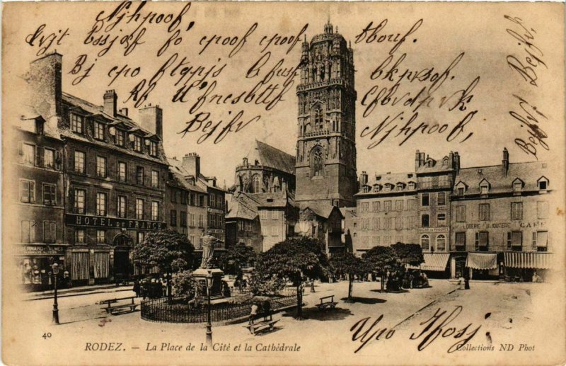 CPA RODEZ - La Place de la Cite et la Cathédrale (109668)