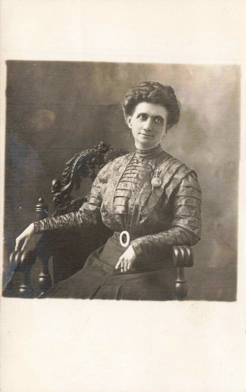 021022 VINTAGE RPPC REAL PHOTO POSTCARD YOUNG WOMAN IN SATIN BODICE LE MARS IA