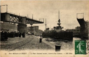 CPA Port Militaire de BREST - Pont National ouvert Entrée d'un Cuirase (650340)