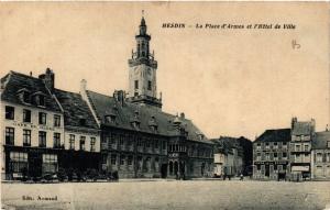 CPA HESDIN La Place d'Armes et l'Hotel de Ville (405913)