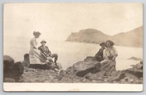 RPPC Young Ladies Men Couples Seaside On Rocks Photo Postcard U28