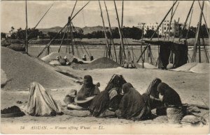 PC EGYPT, ASSUAN, WOMEN SIFTIN WHEAT, Vintage Postcard (b39358) 