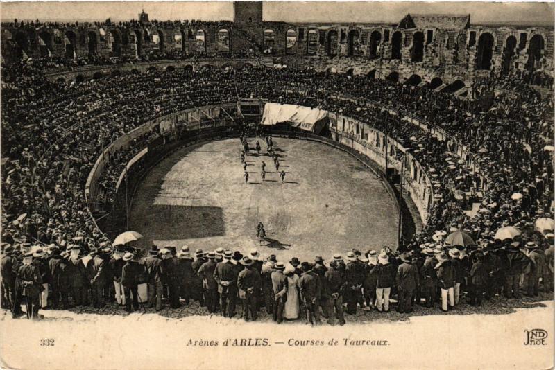 CPA ARLES Arenes d'Arles-Courses de Taureaux (339961)