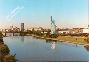 Postcard IA Des Moines The Surprising Place Statue of Liberty Des Moines River