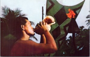 Postcard Hawaii Kauai - Coco Palms Hotel - man blowing conch shell