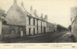 CPA Militaire - VERBERIE - Une rue apres le bombardement (92031)