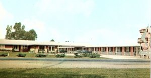 1960s VINCENNES INDIANA DOLL'S MOTEL HWY 41 OLD CARS CHROME POSTCARD P1104