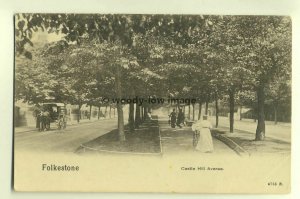 tp5480 - Kent - Folks walking along Castle Hill Avenue in Folkstone - Postcard