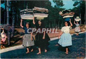 Postcard Modern Nazare (Portugal) Lavandieres carrying the Cargo linen