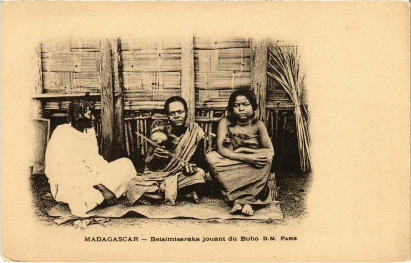 CPA AK Betsimisaraka jouant du Bobo D.M. MADAGASCAR (1044646)