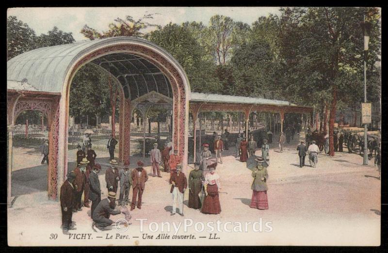 Vichy - Le Parc - Une Allee couverte