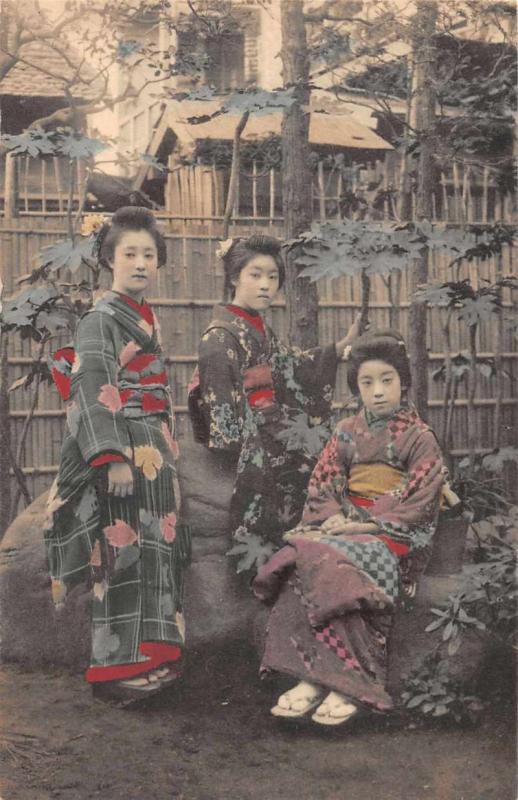 Japan Geisha Girls in Garden Vintage Postcard JD228067