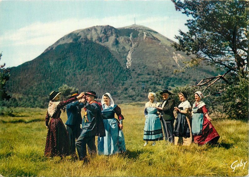 Postcard Folklore traditions ethnic French costume l Auvergne