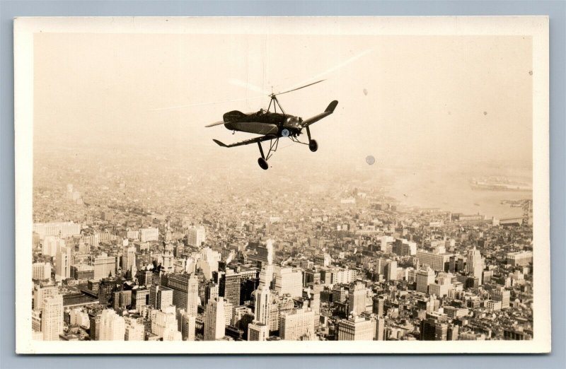 EARLY AUTOGYRO AIRCRAFT OVER THE NEW YORK ? VINTAGE REAL PHOTO POSTCARD RPPC