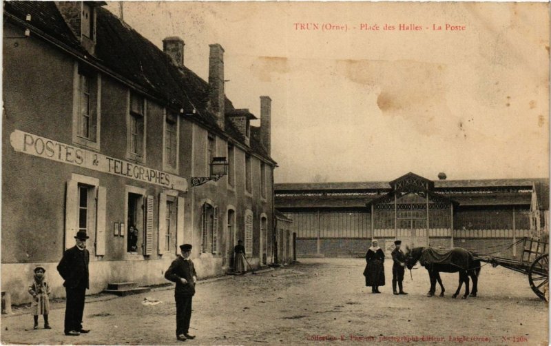 CPA AK Trun - Place des Halles - La Poste (259193)