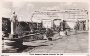 RP: AUCKLAND , New Zealand , 30-40s; Winter Gardens , Domain