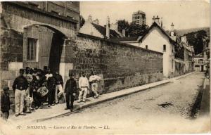 CPA SOISSONS Caserne et rue de flandre (191379)