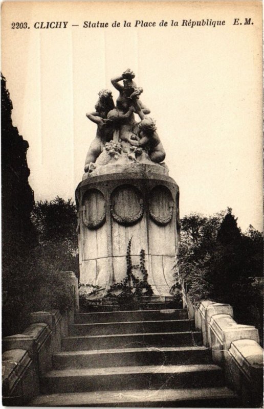 CPA CLICHY Statue de la Place de la Republique (1322980)