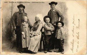 CPA Plougastel Daoulas- Famille , costume de fete FRANCE (1026410)